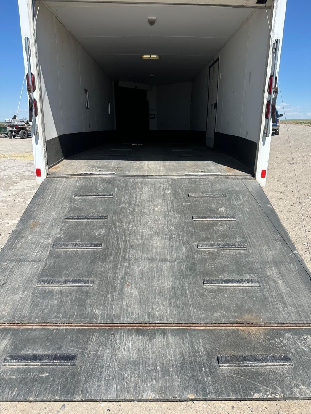 25ft Enclosed Trailer thumbnail 2