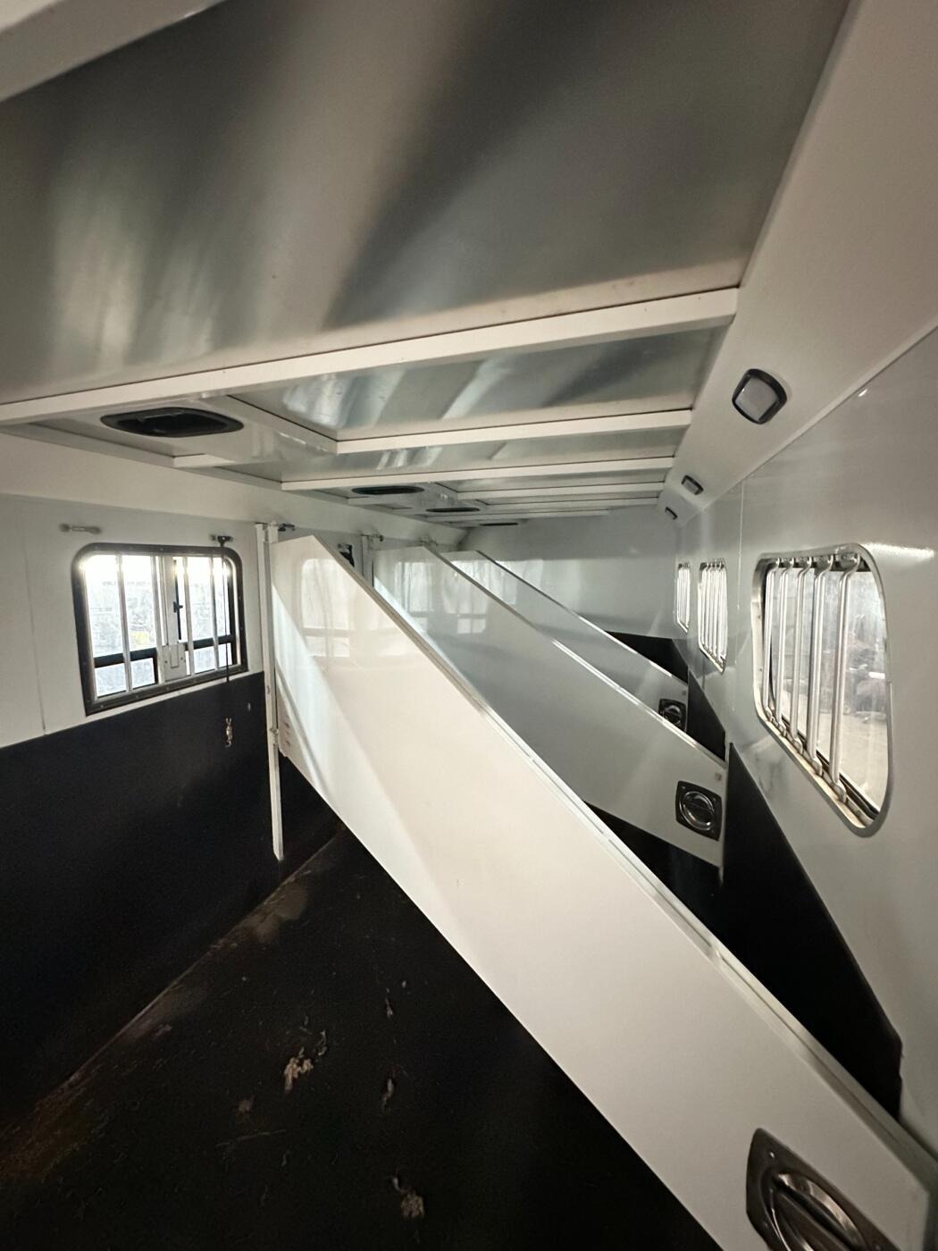30ft Horse Trailer thumbnail 3